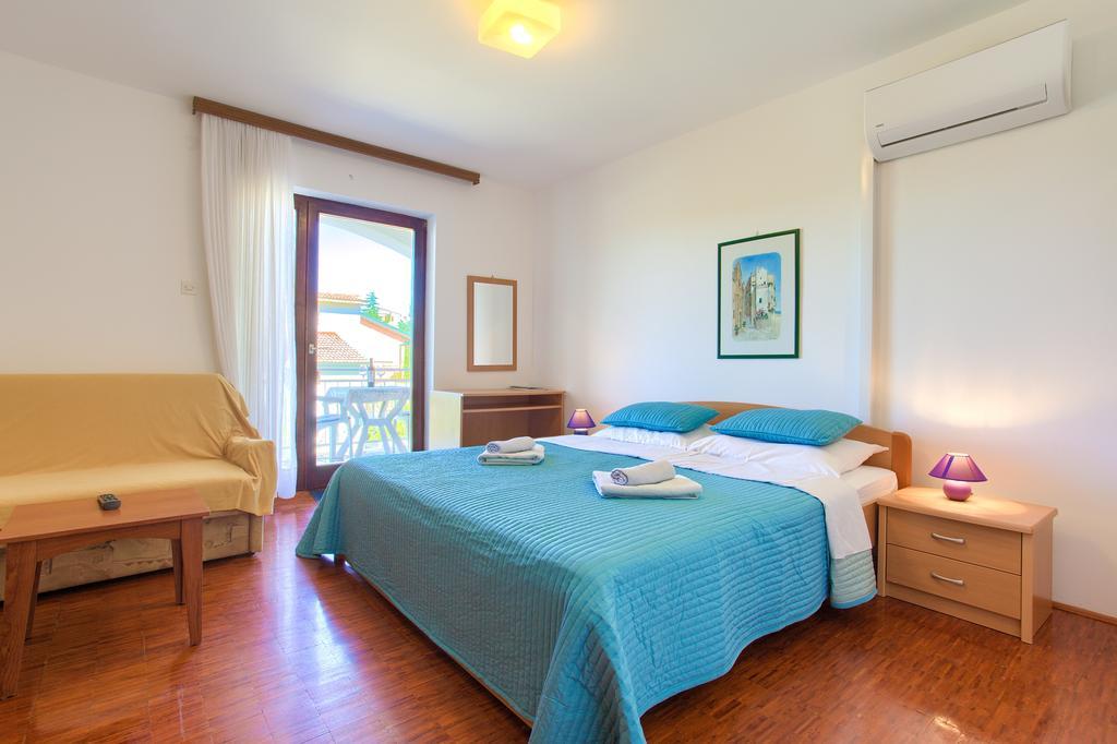 Apartments Vlatko Krk Town Exterior photo