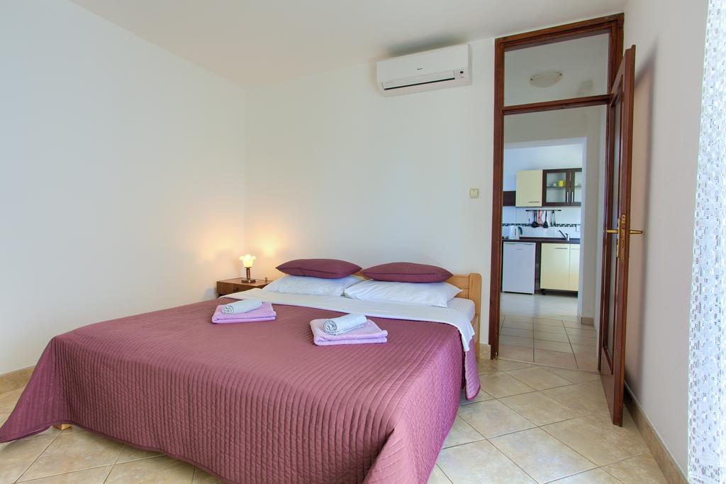 Apartments Vlatko Krk Town Exterior photo