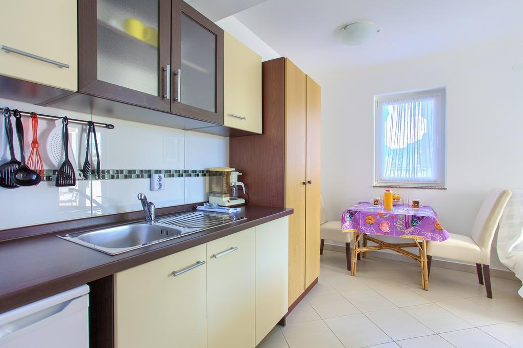 Apartments Vlatko Krk Town Exterior photo