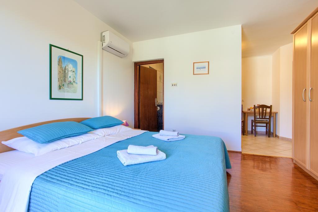 Apartments Vlatko Krk Town Exterior photo