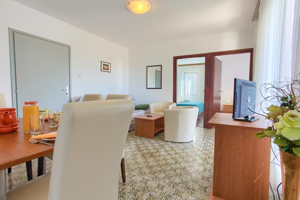Apartments Vlatko Krk Town Exterior photo