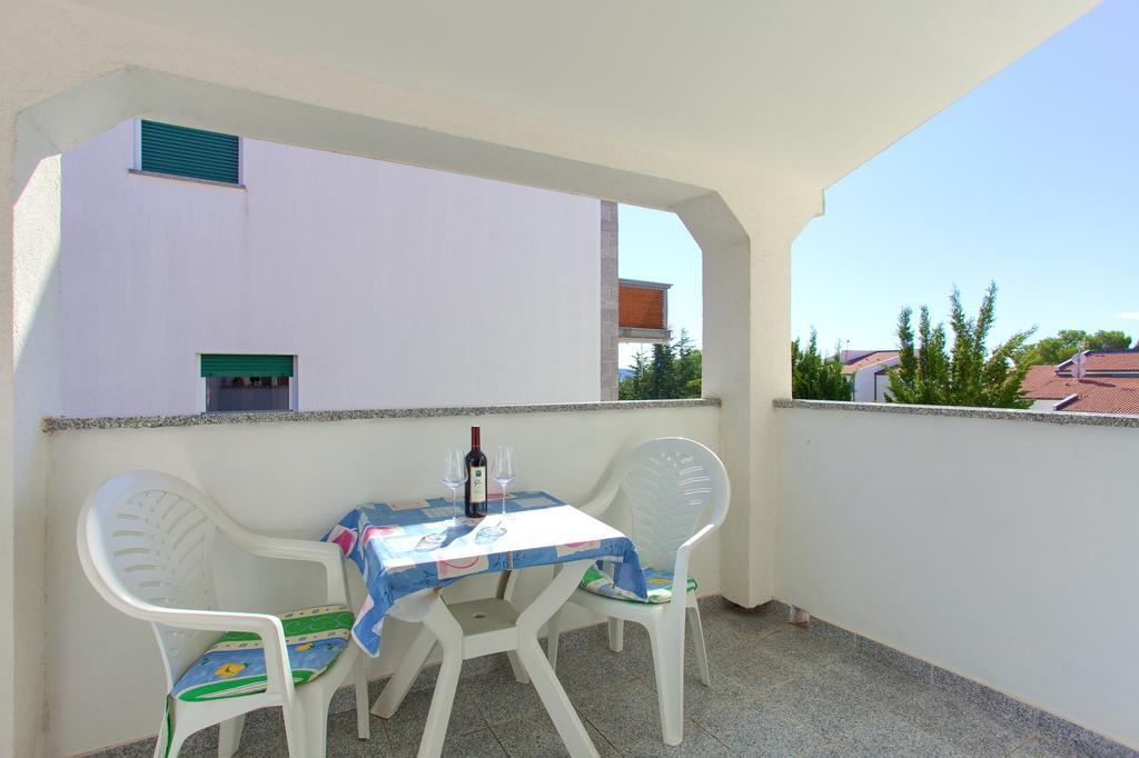 Apartments Vlatko Krk Town Exterior photo